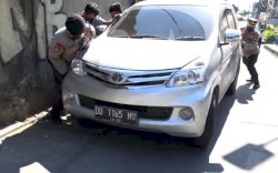 Begini Aksi Perwira Polri 2 Melati Evakuasi Mobil Terperosok ke Parit