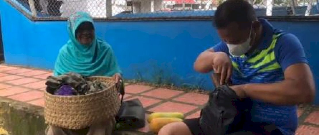 Kompol Nur Ichsan saat memborong dagangan nenek penjaja keliling di Kota Watampone.