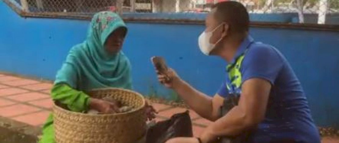 Kompol Nur Ichsan saat memborong dagangan nenek penjaja keliling di Kota Watampone.