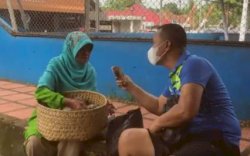 Kepedulian Komandan Brimob Bone, Borong Jualan Seorang Nenek Pedagang Keliling