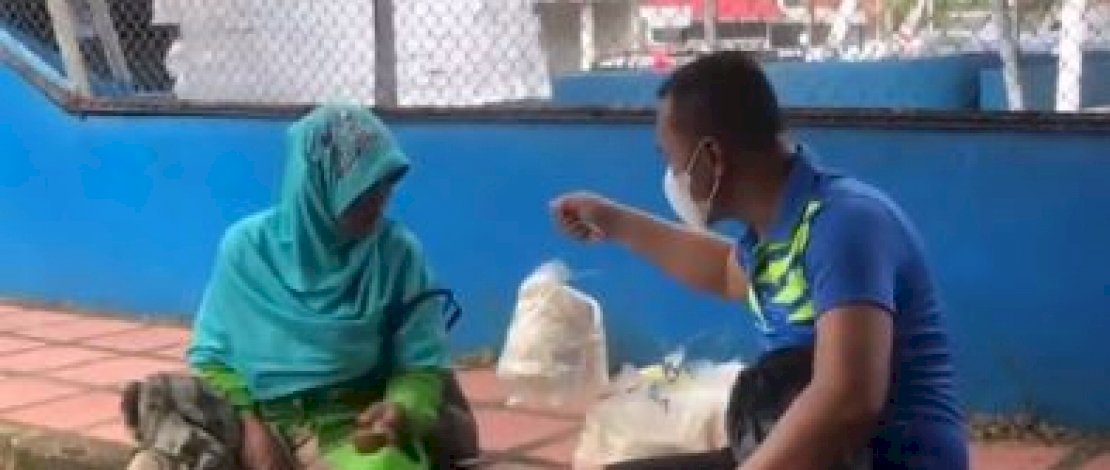 Kompol Nur Ichsan saat memborong dagangan nenek penjaja keliling di Kota Watampone.