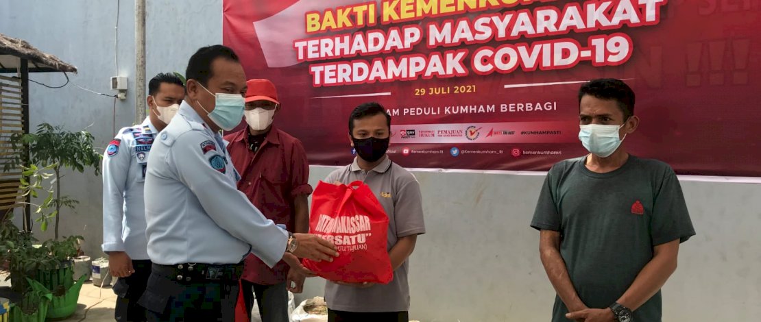 Bantuan sembako untuk warga terdampak Covid-19, dari gaji pegawai rutan yang disisihkan.