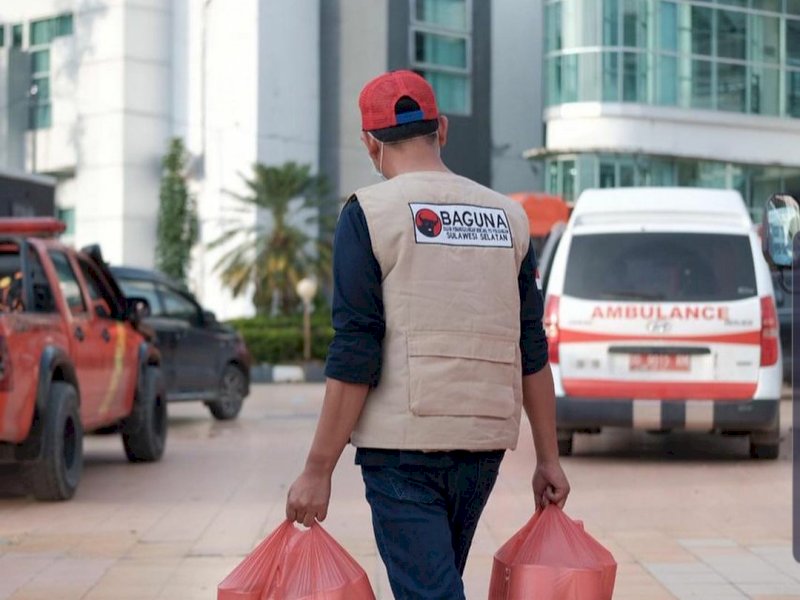 Dikomandoi Dokter Fadli Ananda, Baguna PDIP Sulsel Bagikan Makanan Gratis untuk Warga yang Isoman