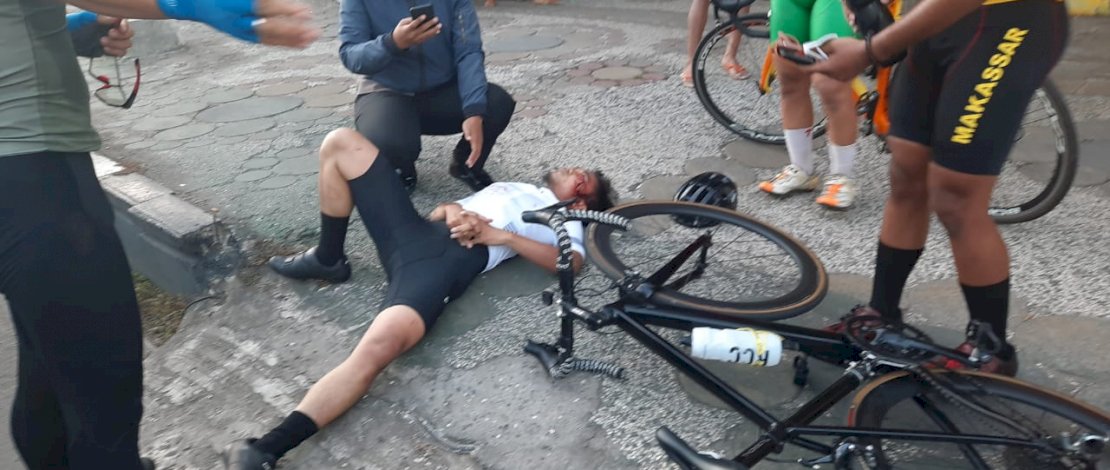 Detik-detik tabrak lari pesepeda di Jl Nusantara, Makassar.