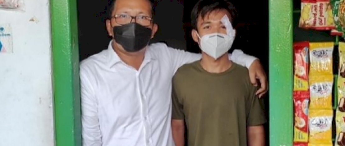 Danny Pomanto berfoto bersama Wawan, pesepeda yang menjadi korban tabrak lari. 