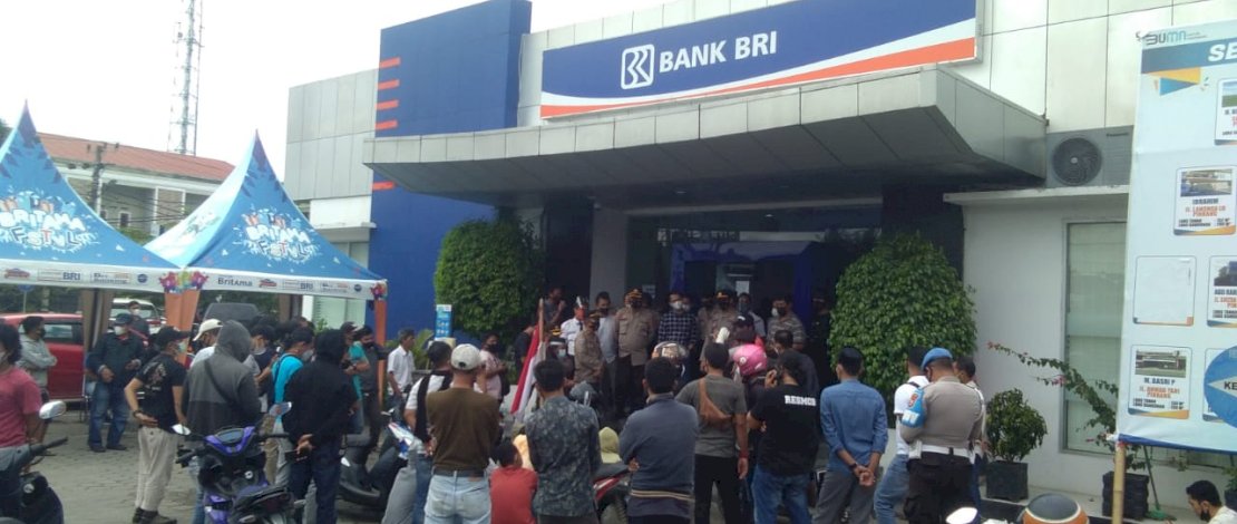 Demo Aliansi Pemerhati Masyarakat di BRI Pinrang.