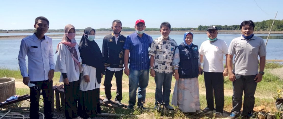 Kepala Unit Pelaksana Teknis Perikanan Budidaya Air Payau/Laut (UPT PBAPL) Dinas Perikanan Sulsel, Basri Hamal, langsung turun ke lokasi begitu mendapat laporan ada udang mati mendadak.