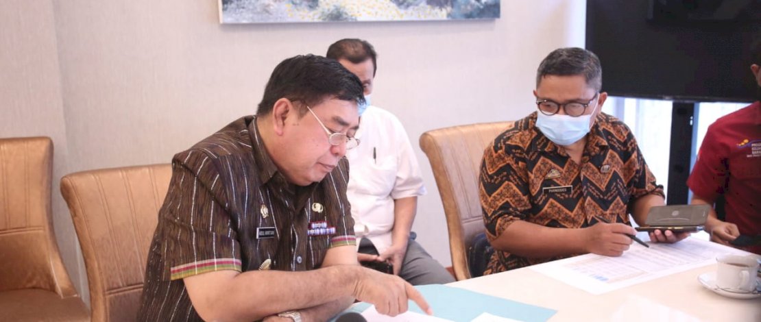 Sekretaris Daerah Provinsi Sulsel, Abdul Hayat Gani, saat melaporkan perkembangan penyaluran bantuan sosial, kepada Dirjen Bina Pembangunan Daerah Mendagri RI, Hari Nur Cahaya Murni, secara virtual, di Baruga Laonge Kantor Gubernur Sulsel, Jumat 30 Juli 2021. 