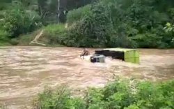Video: Sedang Antri Mengisi Pasir, Empat Truk Hanyut di Bawah Air Bah