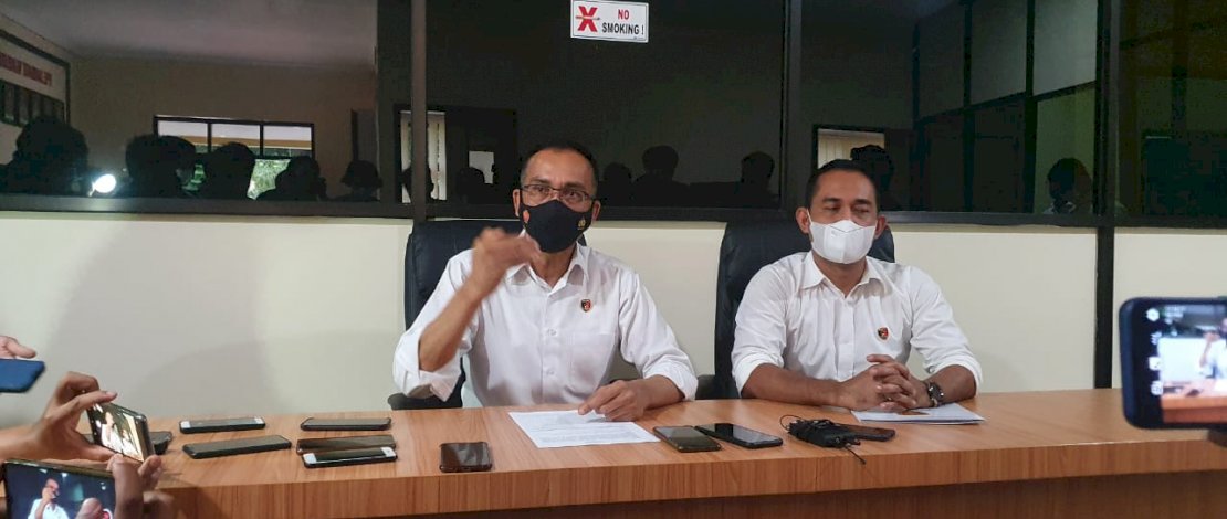 Direktur Reserse Krimsus Polda Sulsel, Kombes Pol Widoni Fedri (kiri), saat memberikan keterangan terkait kasus dugaan korupsi RS Batua, Senin, 2 Agustus 2021. Direktur Reserse Krimsus Polda Sulsel, Kombes Pol Widoni Fedri (kiri), saat memberikan keterangan terkait kasus dugaan korupsi RS Batua, Senin, 2 Agustus 2021.
