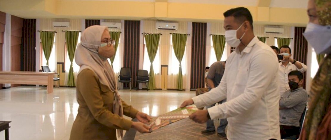 Bupati Luwu Utara, Indah Putri Indriani, menyerahkan Surat Penunjukan Penyedia Barang dan Jasa (SPPBJ) kepada dua perusahaan pengembang, masing-masing PT. Global Trijaya dan Rumah Domus, Senin (2/8/2021), di Aula La Galigo Kantor Bupati Luwu Utara.