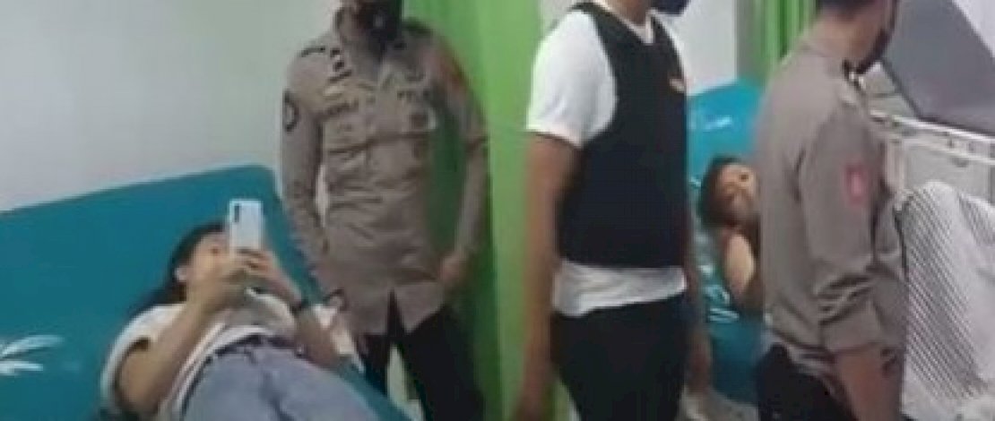 Mobil minibus merah mengalami lakalantas, pengemudi dan penumpang dirawat di rumah sakit.