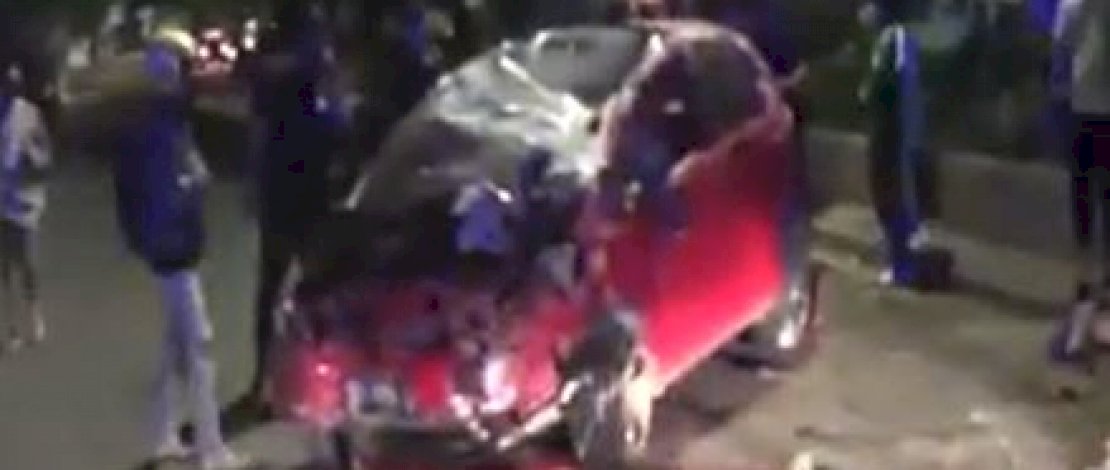 Mobil minibus merah mengalami lakalantas, pengemudi dan penumpang dirawat di rumah sakit.