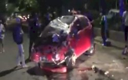 Mobil Gadis Belia Ini Tabrak Trotoar di Jl Pengayoman Makassar, Penumpangnya Terlempar Keluar