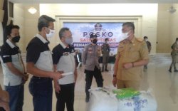 Dukung Penanganan Covid-19 di Barru, Semen Bosowa Bantu 100 Unit Baju Hasmat