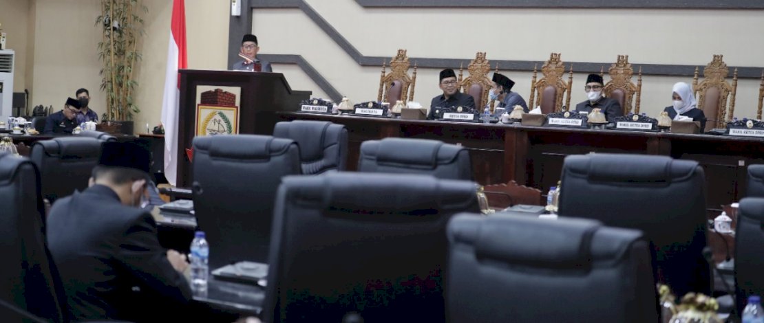 Rapat Paripurna Pandangan Umum Fraksi DPRD terhadap Ranperda PertanggungJawaban Pelaksanaan APBD Tahun Anggaran 2020, yang dilaksanakan di Ruang Rapat Paripurna DPRD Makassar, Kamis, 24 Juni 2021. Rapat Paripurna Pandangan Umum Fraksi DPRD terhadap Ranperda PertanggungJawaban Pelaksanaan APBD Tahun Anggaran 2020, yang dilaksanakan di Ruang Rapat Paripurna DPRD Makassar, Kamis, 24 Juni 2021.