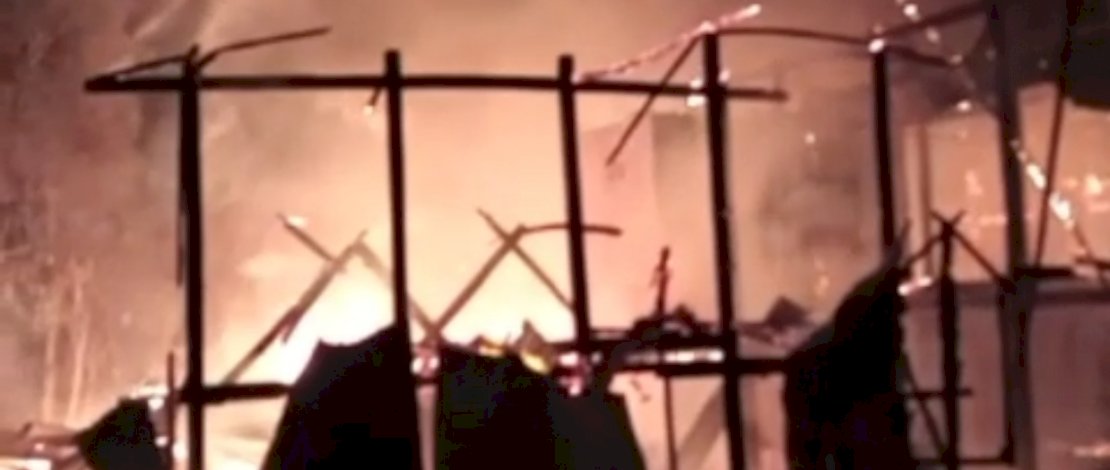 Kebakaran melanda 4 rumah di Pinrang. Satu orang meninggal.