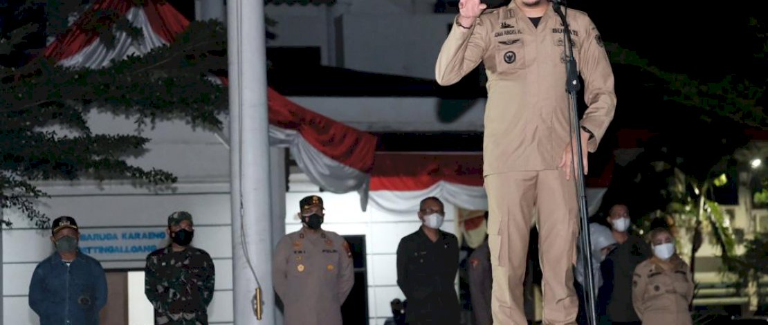 Bupati Gowa, Adnan Purichta Ichsan saat memimpin apel siaga perpanjangan PPKM Leve III.