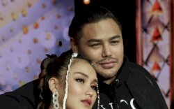 Berhasil Turunkan Berat Badan 10 Kg, Ivan Gunawan Rayakan Dengan Pose Mesra Bareng Ayu Ting Ting