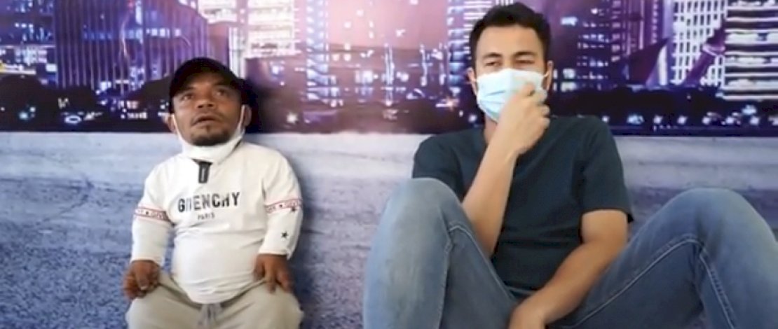 Raffi Ahmad dan Ucok Baba saat berbincang di Show Room tempat beli mobil baru milik pelawak tersebut.