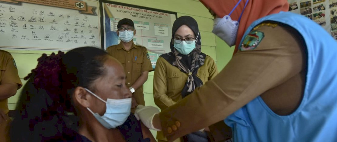 Bupati Luwu Utara, Indah Putri Indriani, meninjau pelaksanaan vaksinasi COVID-19 di Kecamatan Seko, Selasa (3/8/2021).