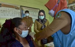 Pantau Vaksinasi di Seko, Bupati Luwu Utara: Zonanya Harus Tetap Hijau