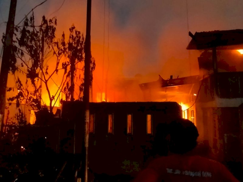 Saat Doa Usai Salat Subuh, Api Berkobar di Jl Ade Irma Makassar