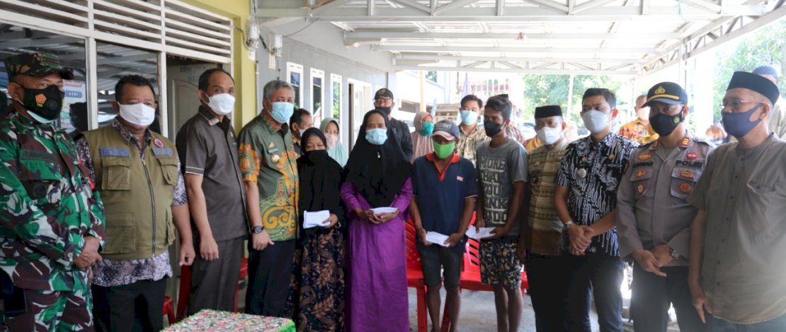 Bupati Pinrang, Andi Irwan Hamid saat memberikan bantuan uang tunai kepada korban kebakaran di Kariango, Desa Pananrang. Bupati Pinrang, Andi Irwan Hamid saat memberikan bantuan uang tunai kepada korban kebakaran di Kariango, Desa Pananrang.