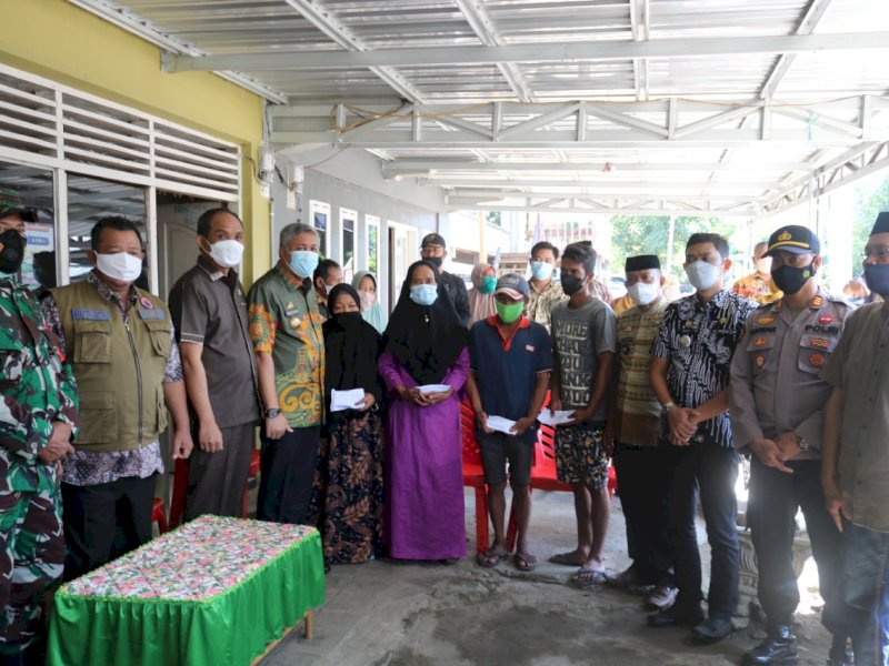 Bupati Pinrang Serahkan Bantuan Uang Tunai untuk Korban Kebakaran