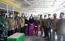 Bupati Pinrang Serahkan Bantuan Uang Tunai untuk Korban Kebakaran