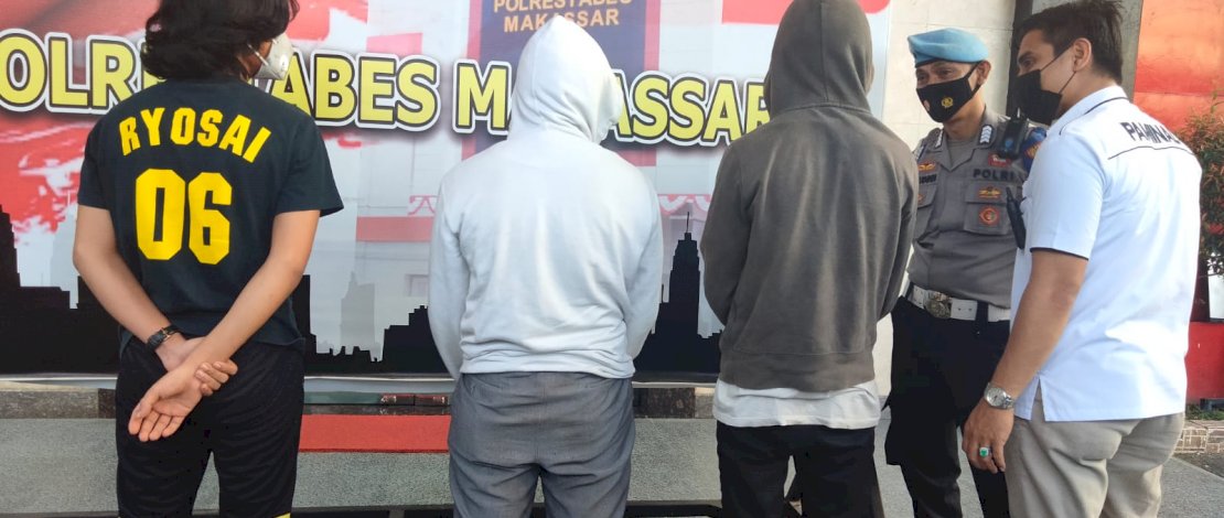 Petarung dan penonton perkelahian jalanan saat dihadirkan polisi di Mapolrestabes Makassar. 