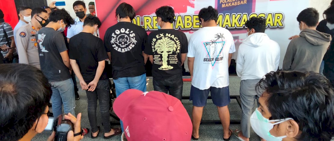 Petarung dan penonton perkelahian jalanan saat dihadirkan polisi di Mapolrestabes Makassar. 