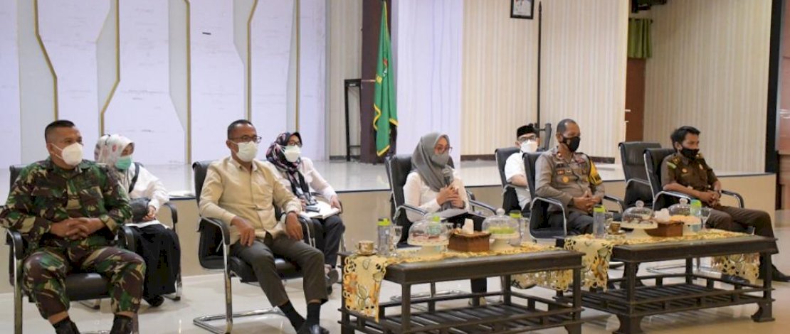 Bupati Luwu Utara, Indah Putri Indriani bersama Forkopimda mengikuti Rapat Koordinasi Penanganan Pandemi COVID-19, Vaksinasi, dan Pemulihan Ekonomi di Provinsi Sulawesi Selatan yang digelar virtual, Rabu (5/8/2021). Bupati Luwu Utara, Indah Putri Indriani bersama Forkopimda mengikuti Rapat Koordinasi Penanganan Pandemi COVID-19, Vaksinasi, dan Pemulihan Ekonomi di Provinsi Sulawesi Selatan yang digelar virtual, Rabu (5/8/2021).