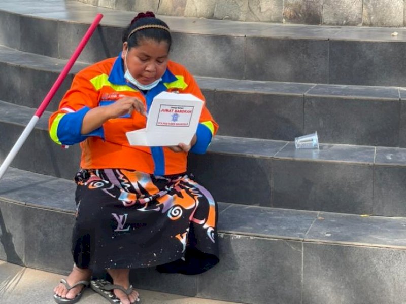 Nasi Dos dan Pita Merah Putih Satlantas Polrestabes Makassar di Tengah PPKM