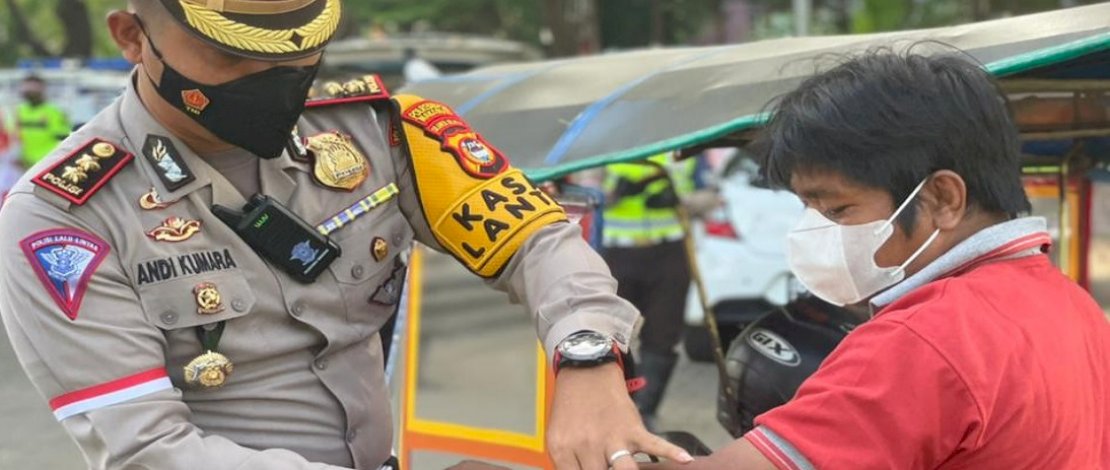 Pembagian nasi dos dan pemakaian pita yang dilakukan pihak Satlantas Polrestabes Makassar.
