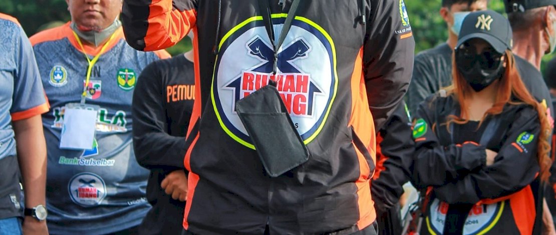 Kesebelasan Kabupaten Luwu, merayakan kemenangan setelah imbang 1: 1 lawan Luwu Utara. 