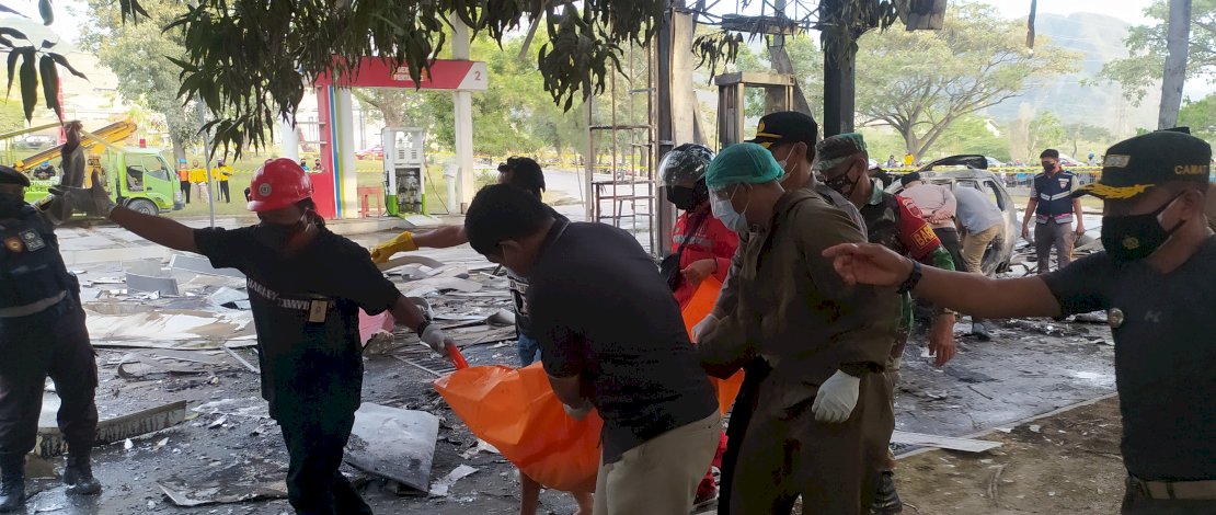 Jasad korban saat dievakuasi ke mobil jenazah, Jumat (6/8/2021).
