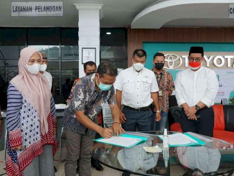 Yayasan Haji Kalla Bulukumba Serahkan Bantuan VSR ke Pemkab