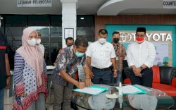 Yayasan Haji Kalla Bulukumba Serahkan Bantuan VSR ke Pemkab