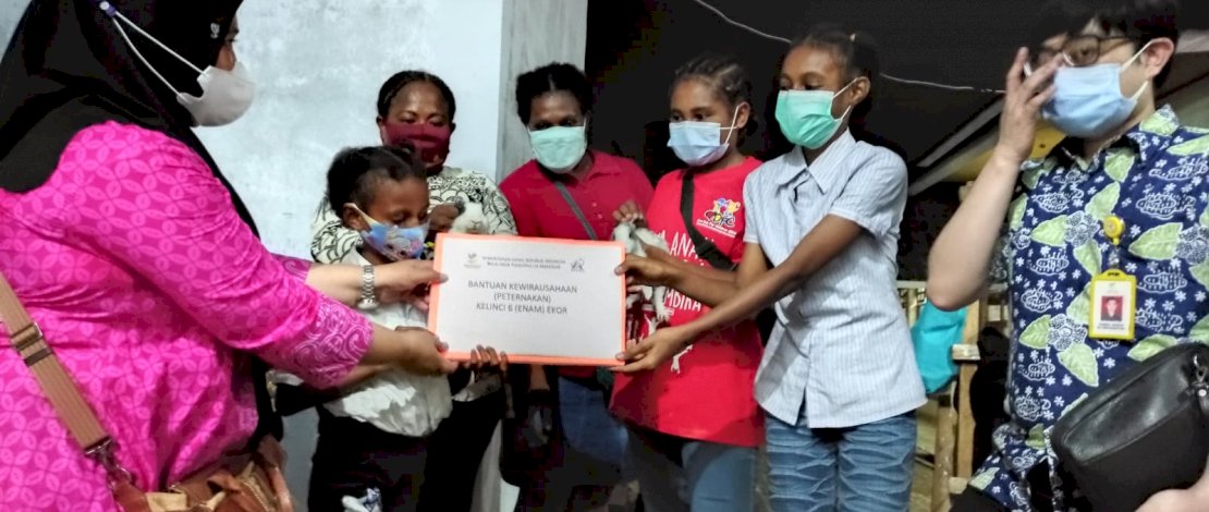 Pemberian bantuan kewirausahaan peternakan kelinci kepada anak binaan Balai Anak Toddopuli Makassar.