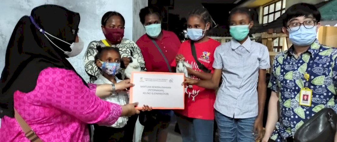 Pemberian bantuan kewirausahaan peternakan kelinci kepada anak binaan Balai Anak Toddopuli Makassar.