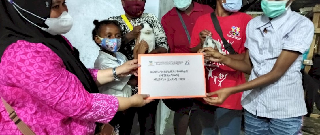 Pemberian bantuan kewirausahaan peternakan kelinci kepada anak binaan Balai Anak Toddopuli Makassar.
