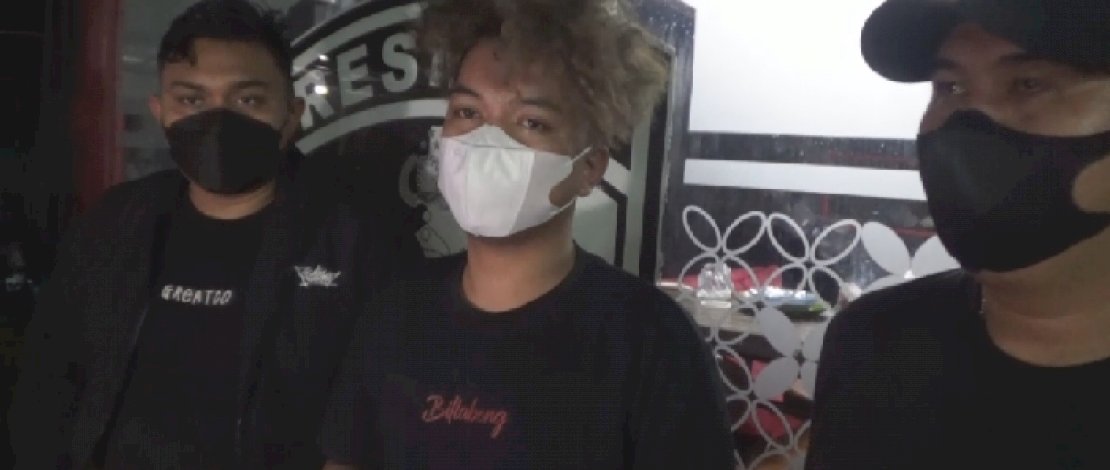 Muh Isra alias Muis saat diamankan Resmob Polda Sulsel. (Sumber foto: Reinhard/Detik)