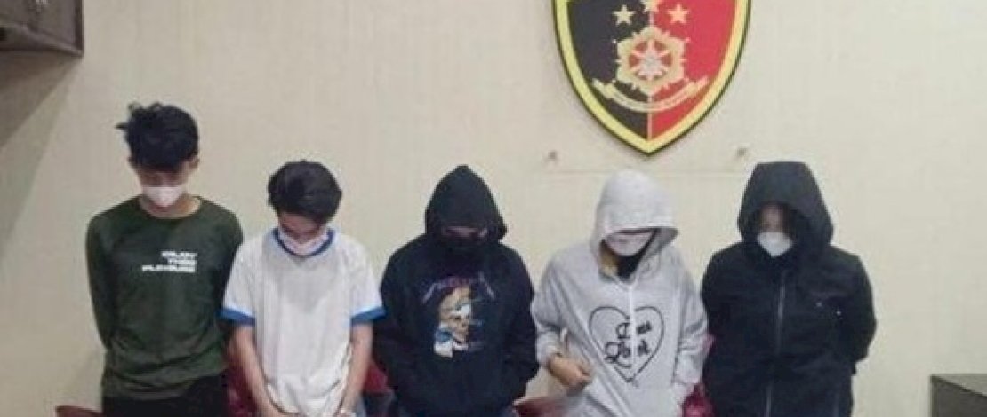 Lima orang yang tertangkap di Soppeng karena terlibat prostitusi online.