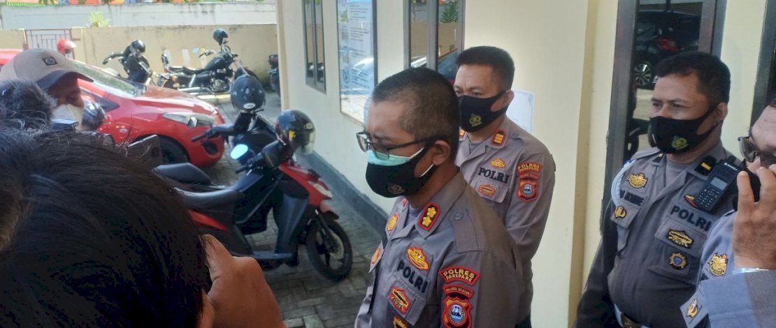 Kapolres Parepare, AKBP Welly Abdillah memberikan keterangan pers soal kartu vaksin palsu calon penumpang KM Kirana.