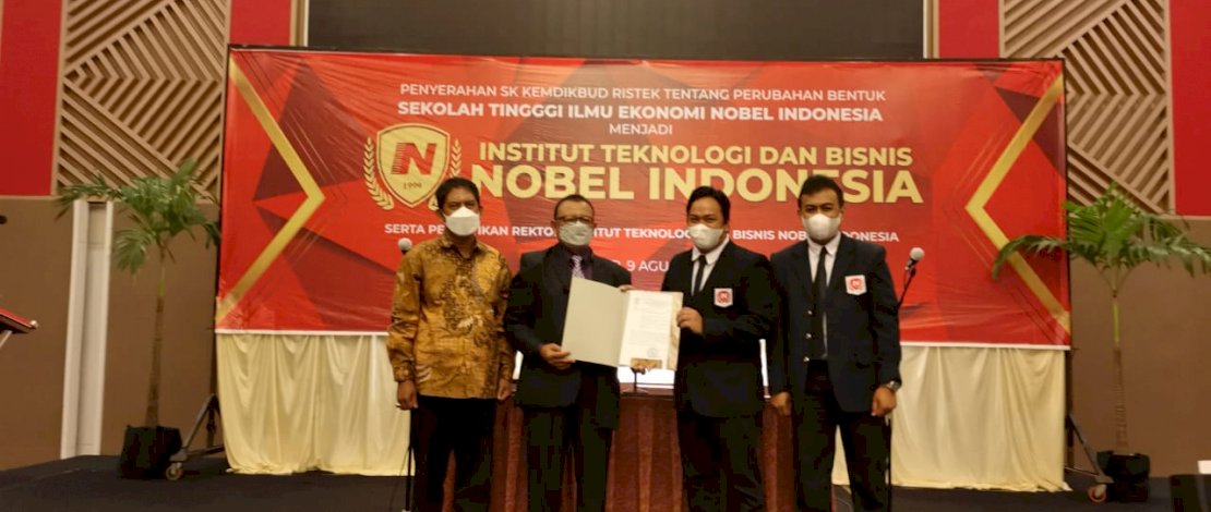 Kepala Lembaga Layanan Pendidikan Tinggi (LLDIKTI) Wilayah IX Sultan Batara, Prof. Dr. Jasruddin, M.Si menyerahksn SK perubahan bentuk STIE Nobel Indonesia menjadi ITB Nobel Indonesia kepada Pembina Yayasan Pendidikan Nobel Makassar, Mutiawan M. Handaling.&nbsp;