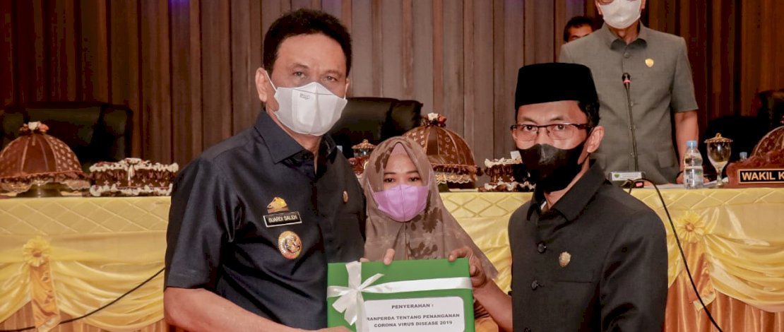 Bupati Barru menyerahkan ranperda Penanganan Covid-19 ke Ketua DPRD Barru, untuk dibahas di tingkat fraksi.