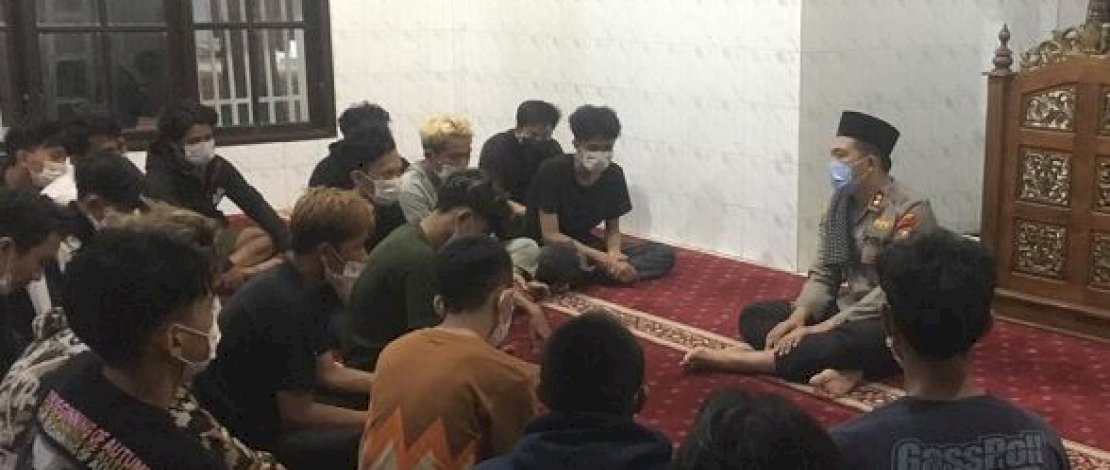 Kapolres Pelabuhan Makassar, AKBP Muh Kadarislam Kasim menasihati remaja penonton tarung bebas di Makassar. (Sumber Foto: Leo M Nur/iNews)