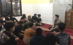 Sebelum Dipulangkan, 28 Penonton Tarung Bebas Makassar Salat Berjemaah Bareng Kapolres
