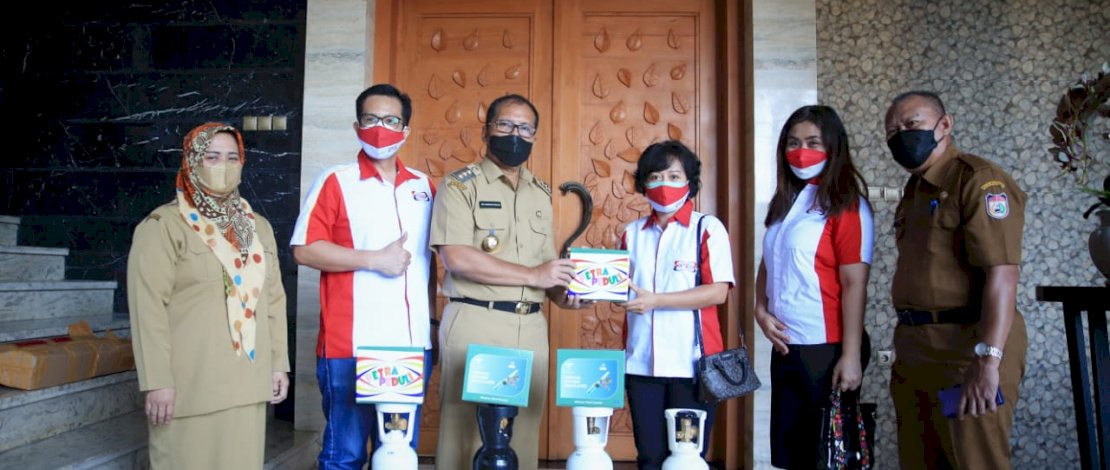 Walikota Makassar Moh. Ramdhan Danny Pomanto menerima Bantuan berupa 4 buah tabung oksigen (1 kubik) 4 buah regulator yang diserahkan Ketua Petra Peduli Saiman Susanto